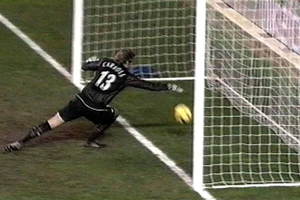 Snapshot from distance was fumbled by Manchester United goalkeeper Roy Carroll
